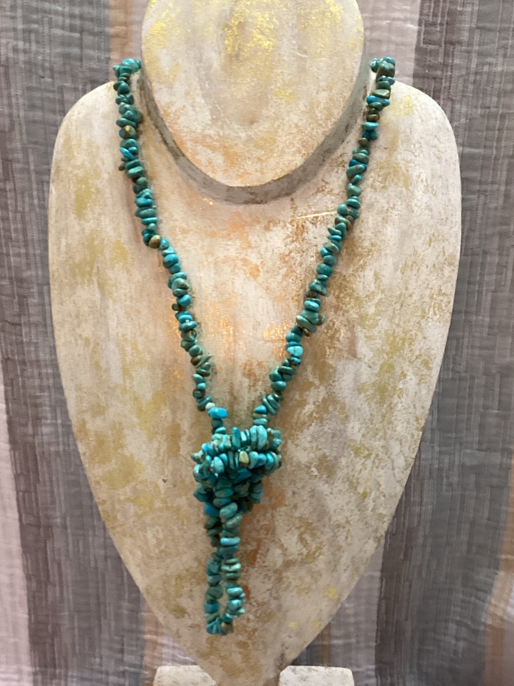Turquoise-colored stone chip necklace 
Boho Southwestern Native American style